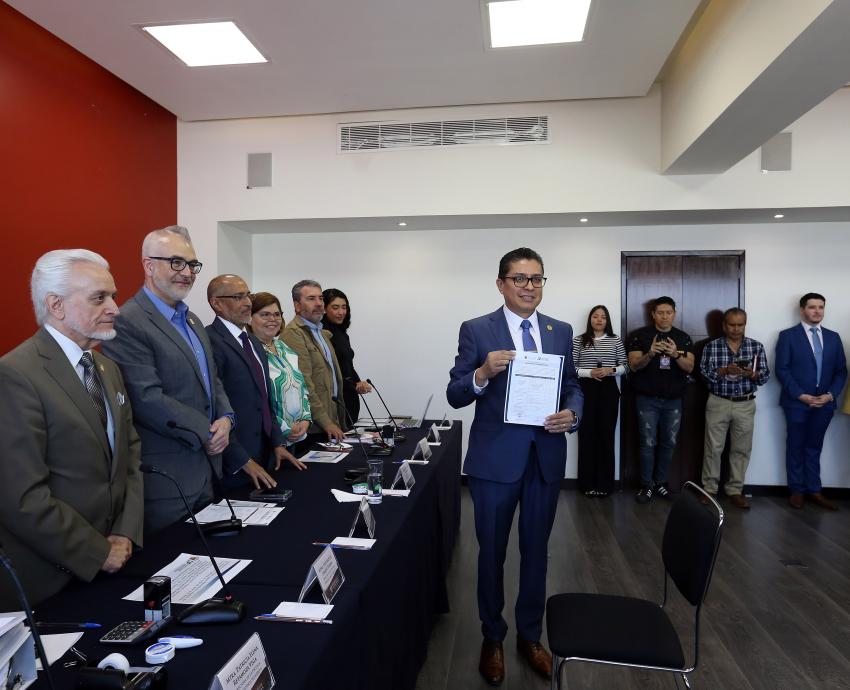 Entregan registro al doctor José Francisco Muñoz Valle como candidato a la Rectoría General de la UdeG