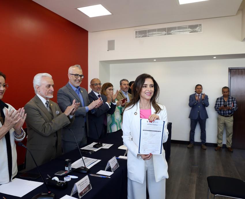 Recibe doctora Leticia Leal Moya registro de aspirante a la Rectoría General de la UdeG
