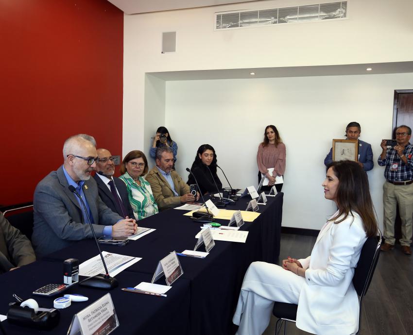 Recibe doctora Leticia Leal Moya registro de aspirante a la Rectoría General de la UdeG