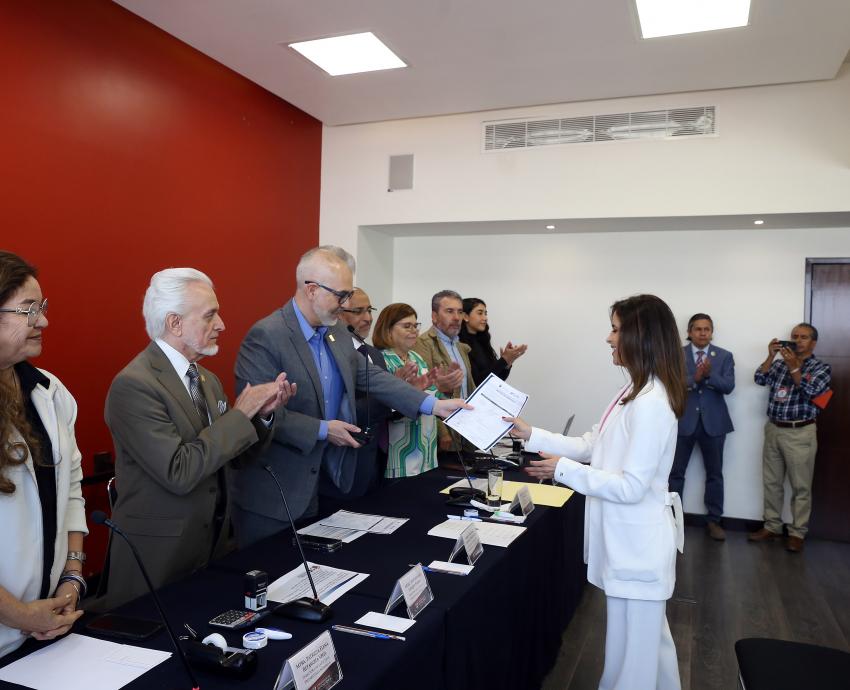 Recibe doctora Leticia Leal Moya registro de aspirante a la Rectoría General de la UdeG