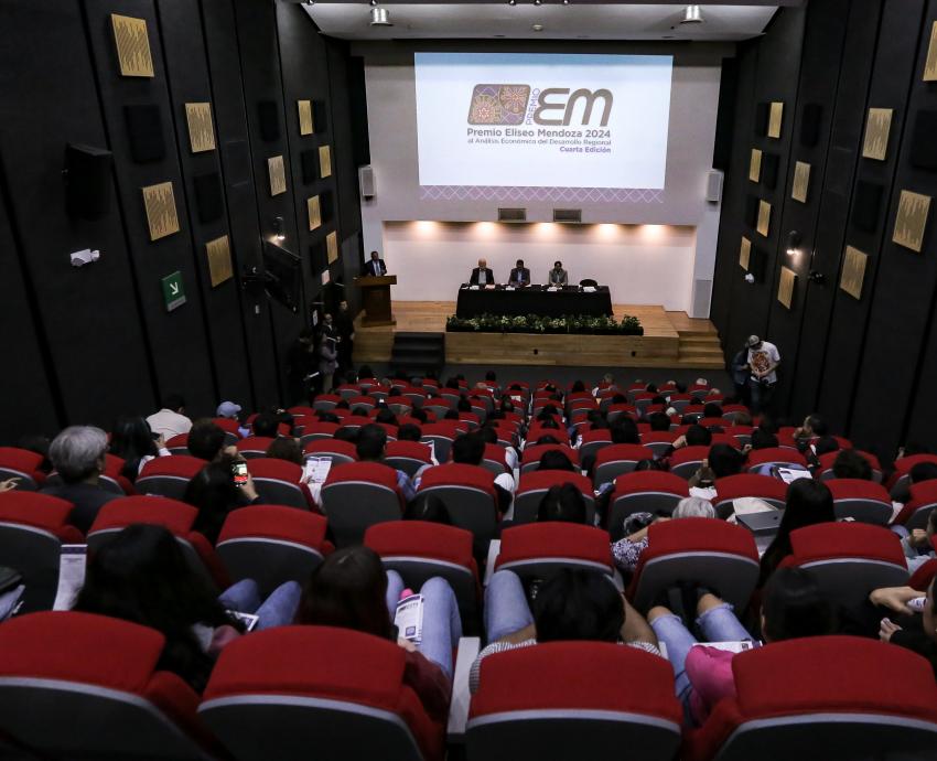 Galardonan a los ganadores del Premio Eliseo Mendoza 2024