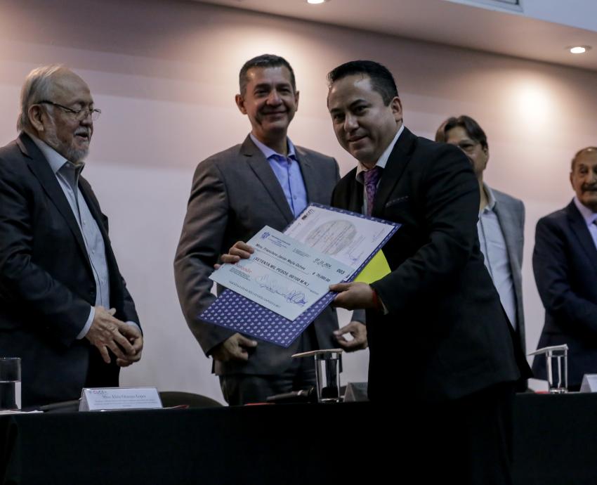 Galardonan a los ganadores del Premio Eliseo Mendoza 2024