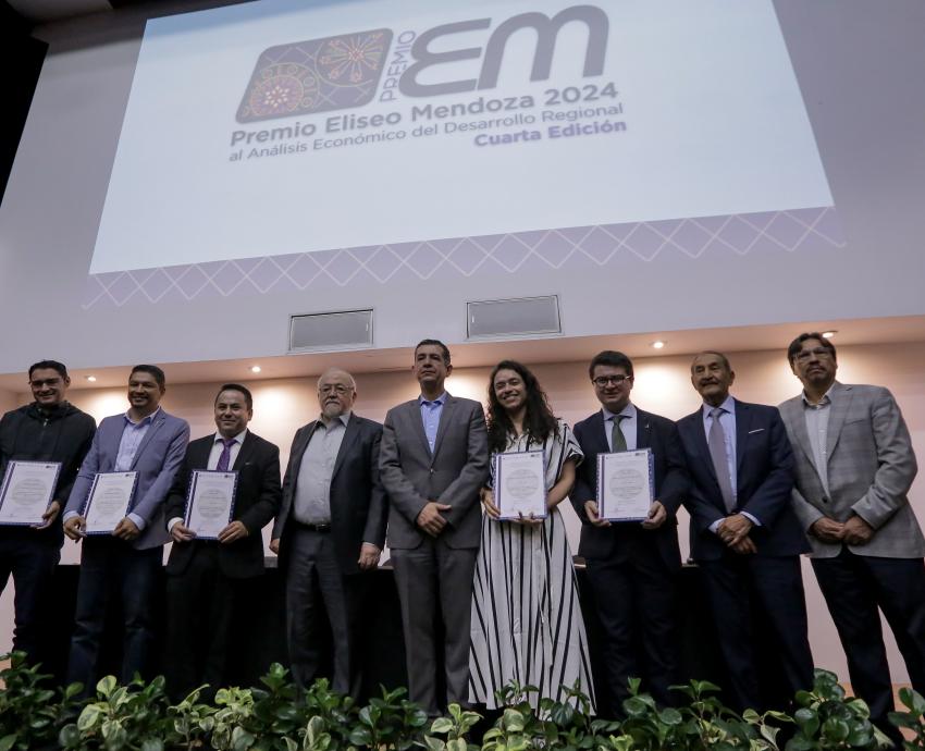 Galardonan a los ganadores del Premio Eliseo Mendoza 2024