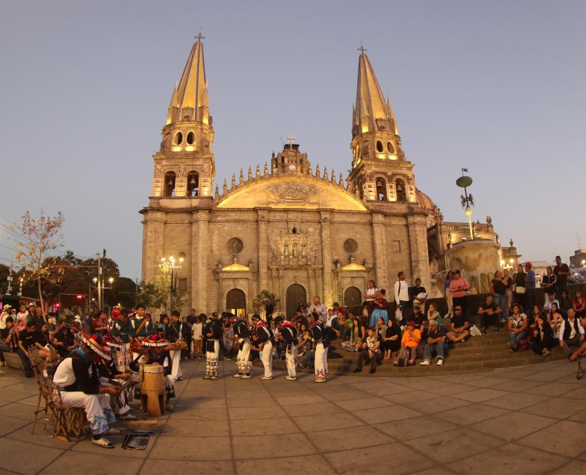 Estudiantes visten Catedral de Guadalajara con Realidad Aumentada