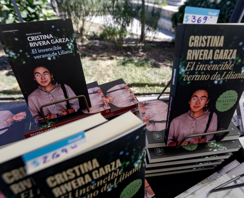 Presentan performance de “El invencible verano de Liliana”, de Cristina Rivera Garza