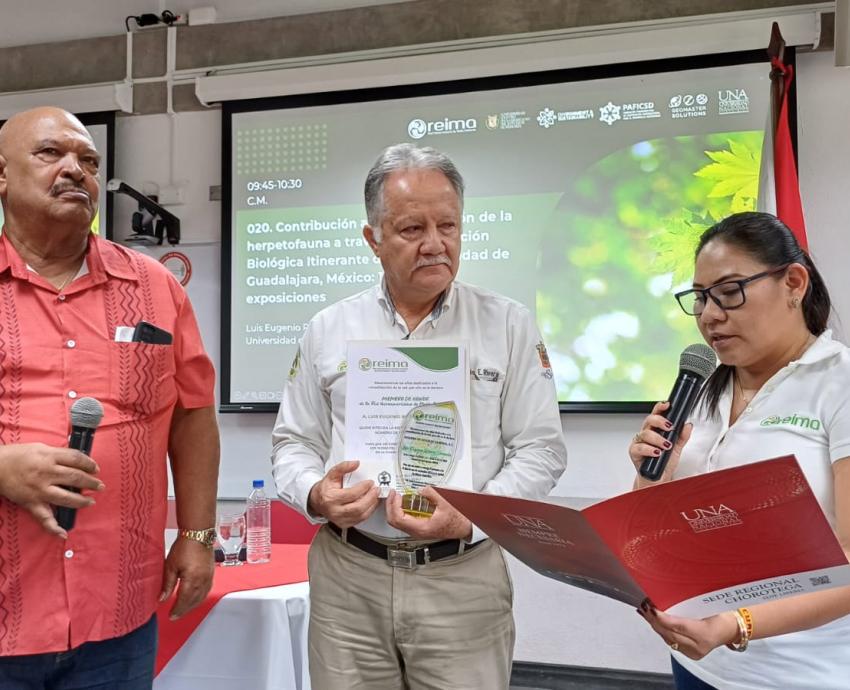 Recibe académico de CUCSur reconocimiento internacional