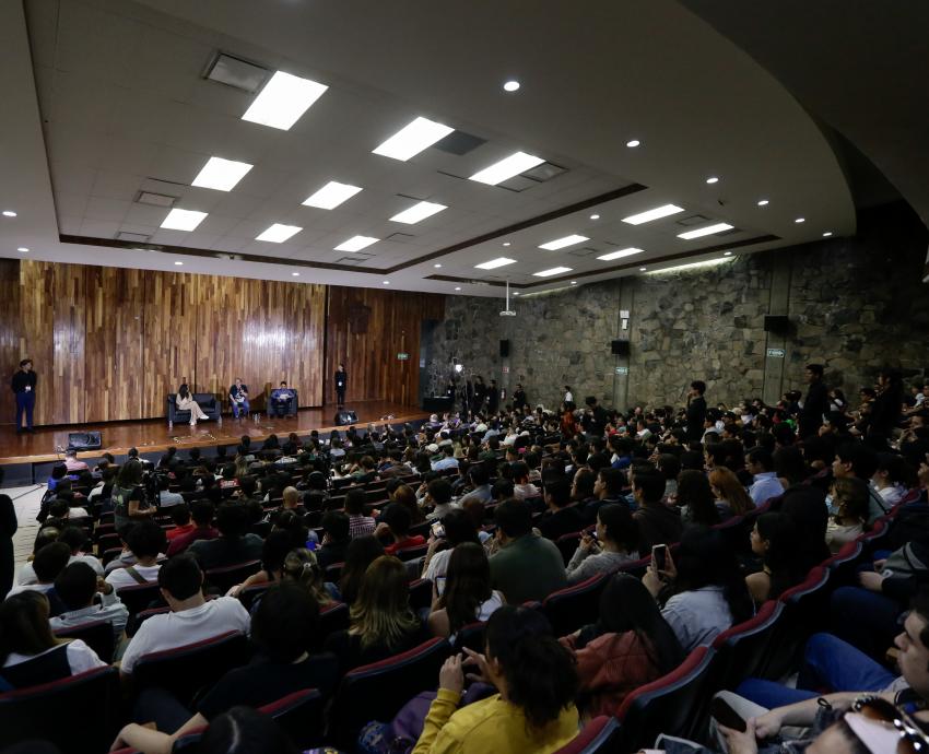 Provoca Paco Ignacio Taibo II a estudiantes de CUGDL aferrarse a la lectura