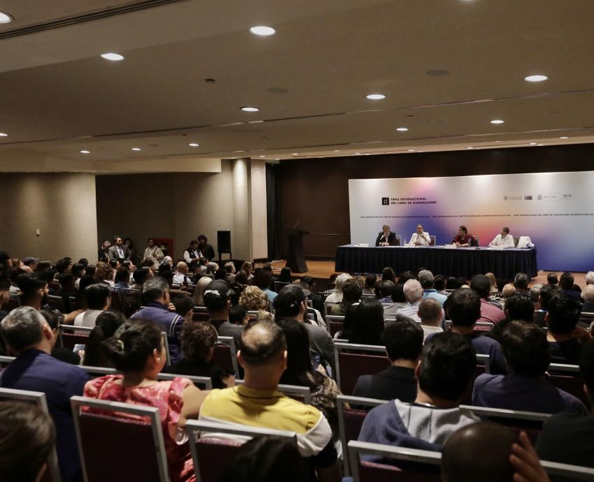 Debaten sobre el “poder del pueblo” en la FIL Guadalajara