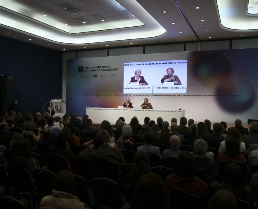 Recibe Patricia van Rhijn homenaje al Mérito Editorial en la FIL