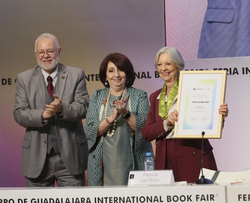 Recibe Patricia van Rhijn homenaje al Mérito Editorial en la FIL
