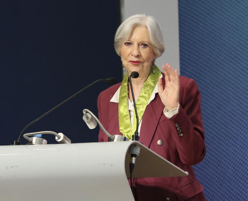Recibe Patricia van Rhijn homenaje al Mérito Editorial en la FIL