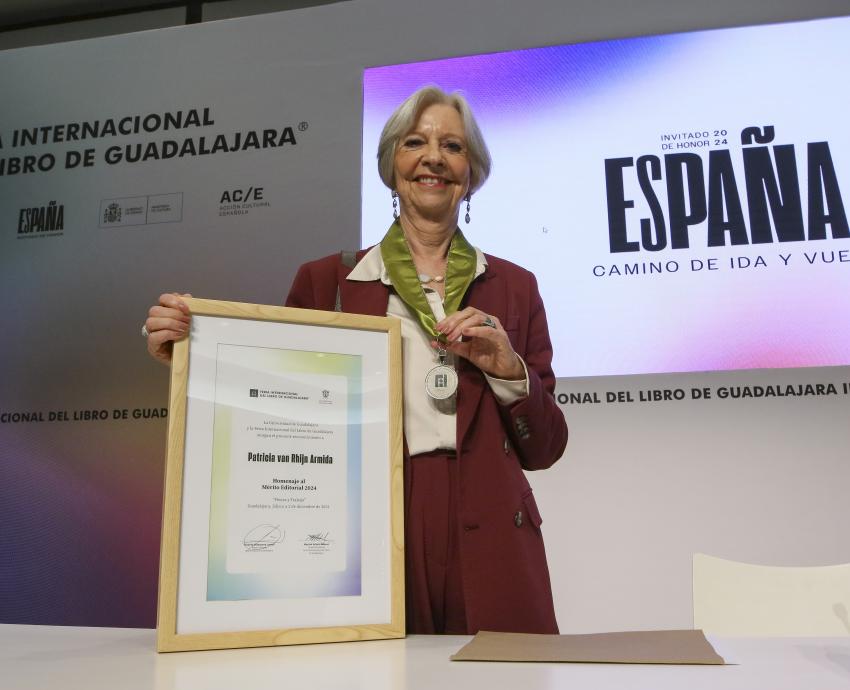 Recibe Patricia van Rhijn homenaje al Mérito Editorial en la FIL
