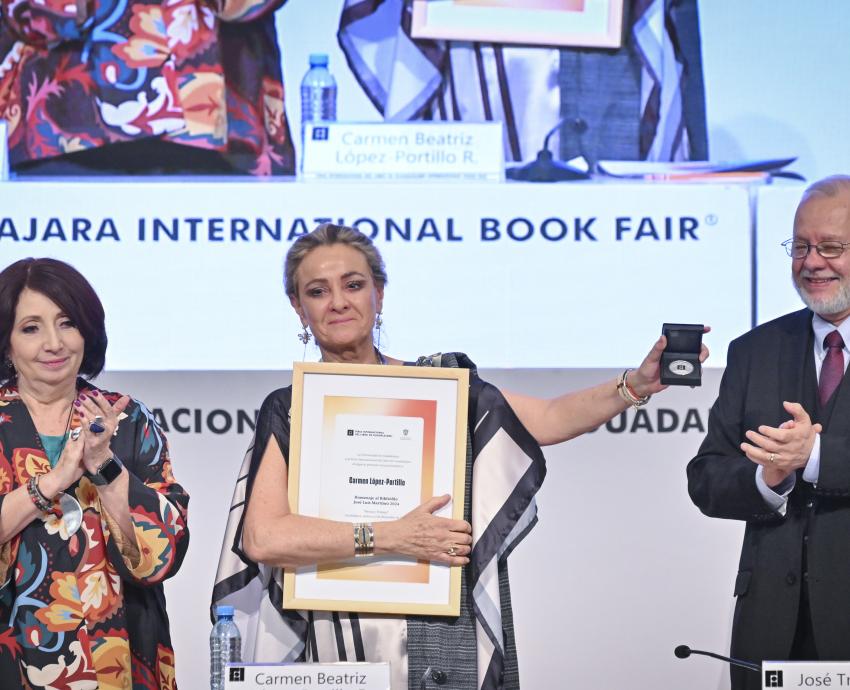 Carmen Beatriz López-Portillo Romo recibe el Homenaje al Bibliófilo en FIL 2024