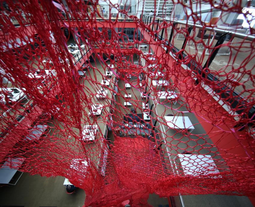 Instalan la red tejida roja sobre el edificio de la BPEJ Juan José Arreola