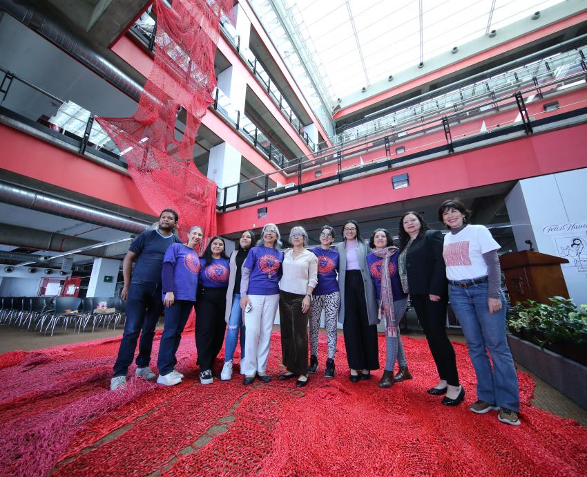 Instalan la red tejida roja sobre el edificio de la BPEJ Juan José Arreola