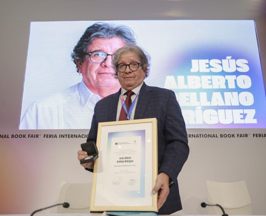 Recibe Jesús Alberto Arellano Rodríguez Homenaje al Bibliotecario en la FIL 38
