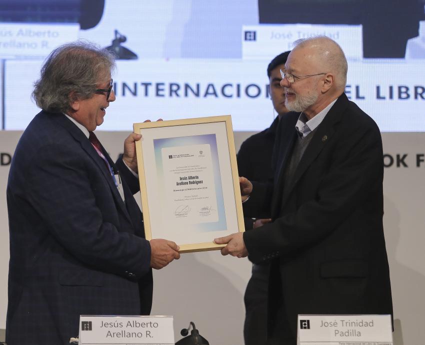 Recibe Jesús Alberto Arellano Rodríguez Homenaje al Bibliotecario en la FIL 38