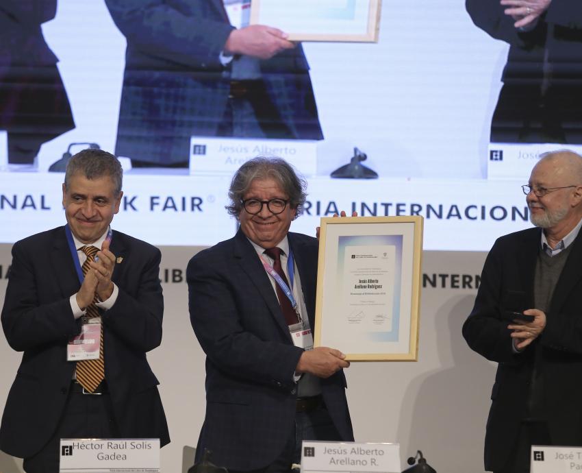 Recibe Jesús Alberto Arellano Rodríguez Homenaje al Bibliotecario en la FIL 38