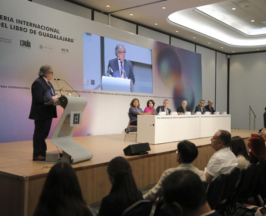 Recibe Jesús Alberto Arellano Rodríguez Homenaje al Bibliotecario en la FIL 38