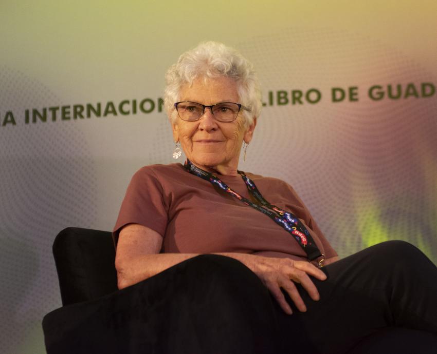 El periodista debe poner en duda sus creencias para avanzar en el conocimiento: Elizabeth Jelim
