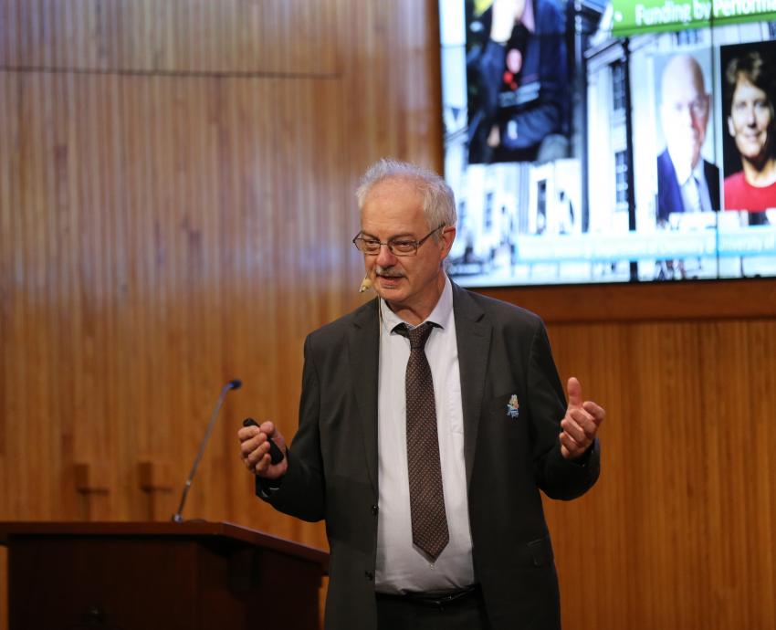 Premio Nobel de Química 2022, ofreció cátedra en el Paraninfo de la Universidad de Guadalajara