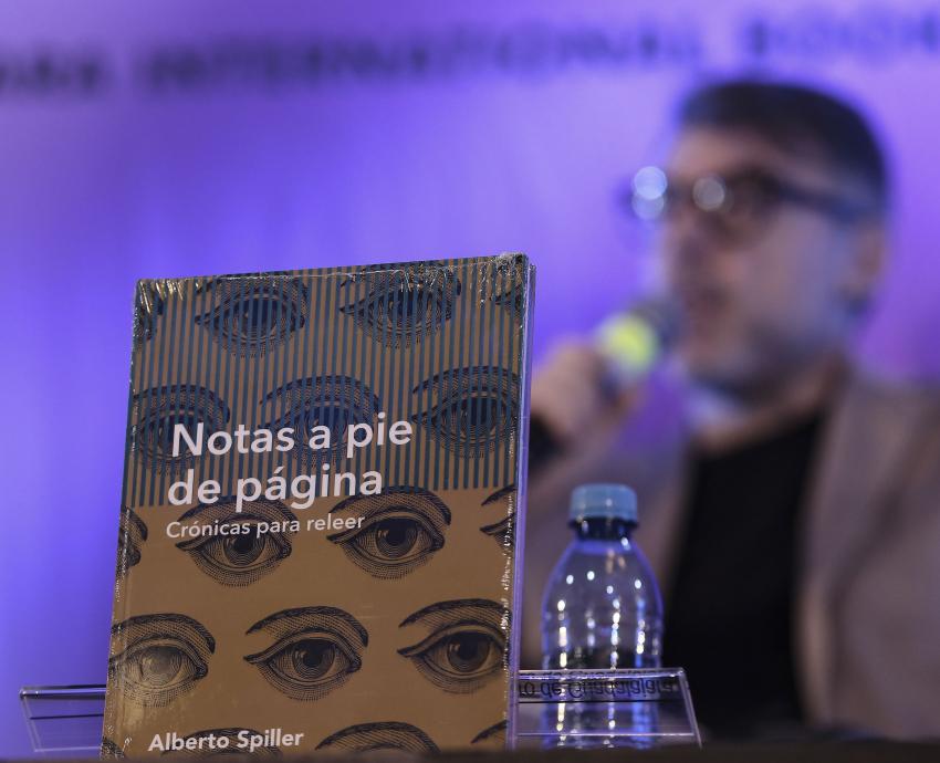 Presentan “Notas a pie de página. Crónicas para releer”, en la FIL 38
