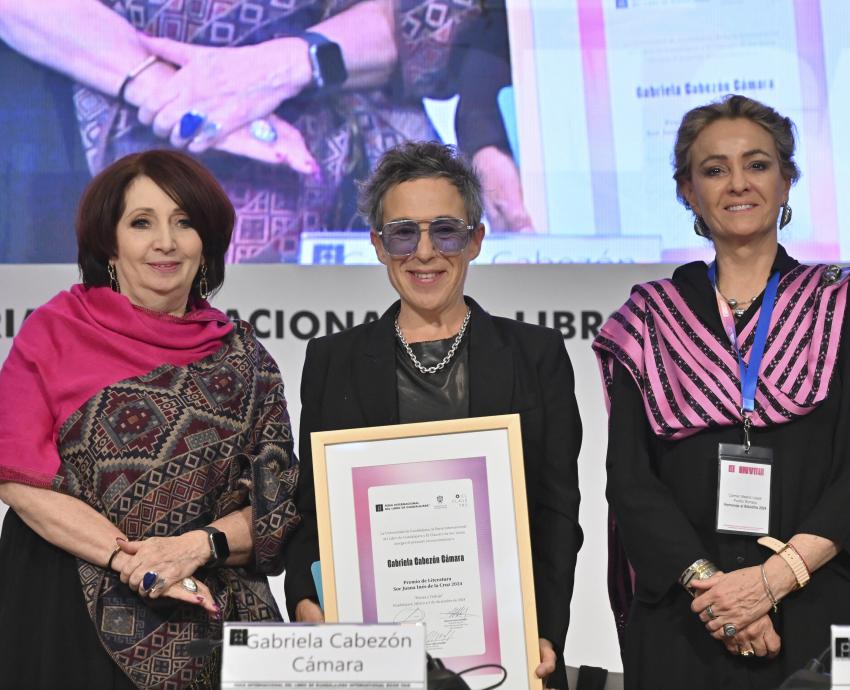 Recibe Gabriela Cabezón Cámara Premio Sor Juana Inés de la Cruz 2024