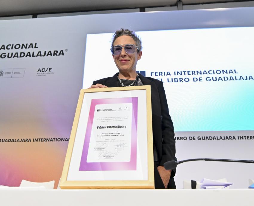 Recibe Gabriela Cabezón Cámara Premio Sor Juana Inés de la Cruz 2024