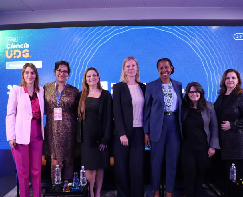 Destacan el impacto de las mujeres como líderes científicas y empresariales