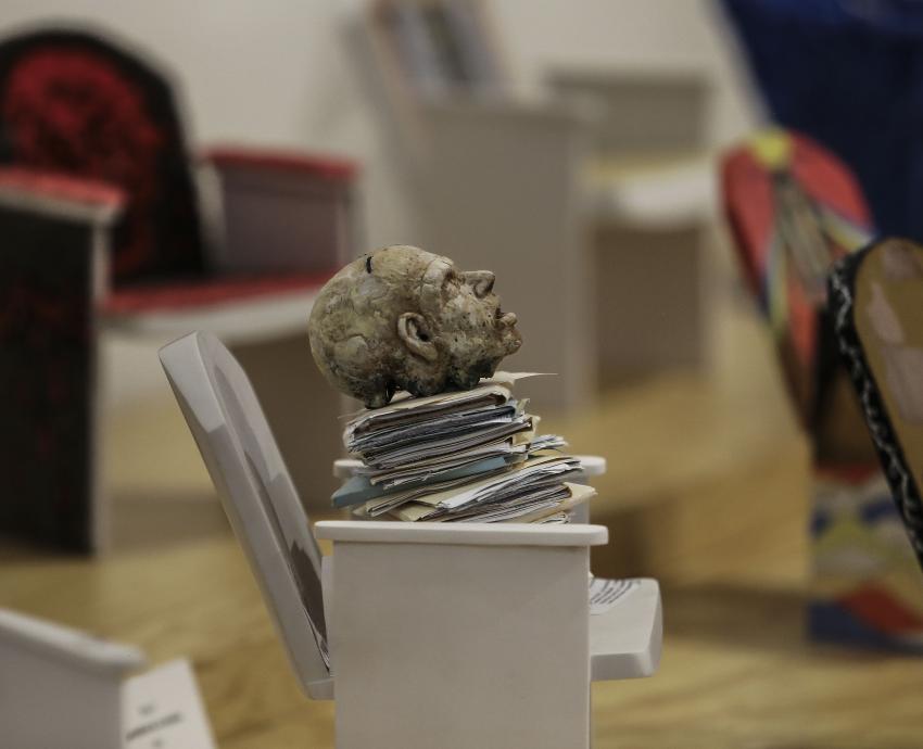 Premio convertido en arte: butacas intervenidas por diversos artistas se exponen en el MUSA 