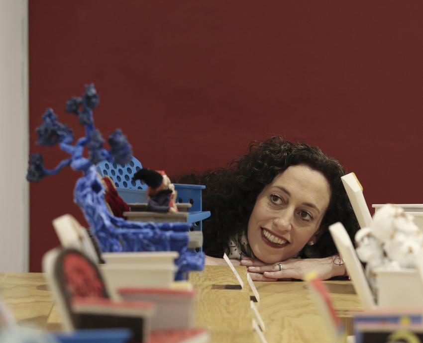 Premio convertido en arte: butacas intervenidas por diversos artistas se exponen en el MUSA 