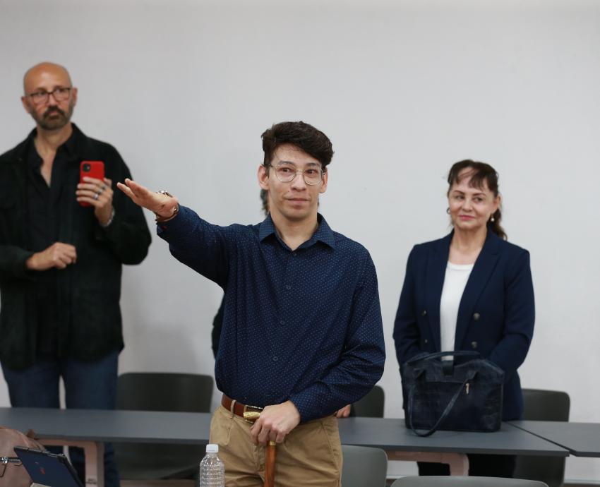 Primera persona con discapacidad se titula del doctorado en Gestión  Cultural