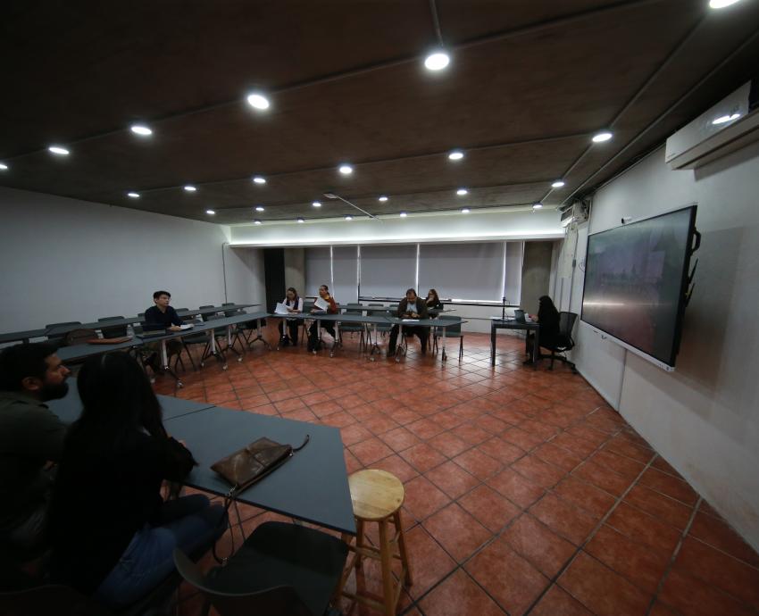Primera persona con discapacidad se titula del doctorado en Gestión  Cultural