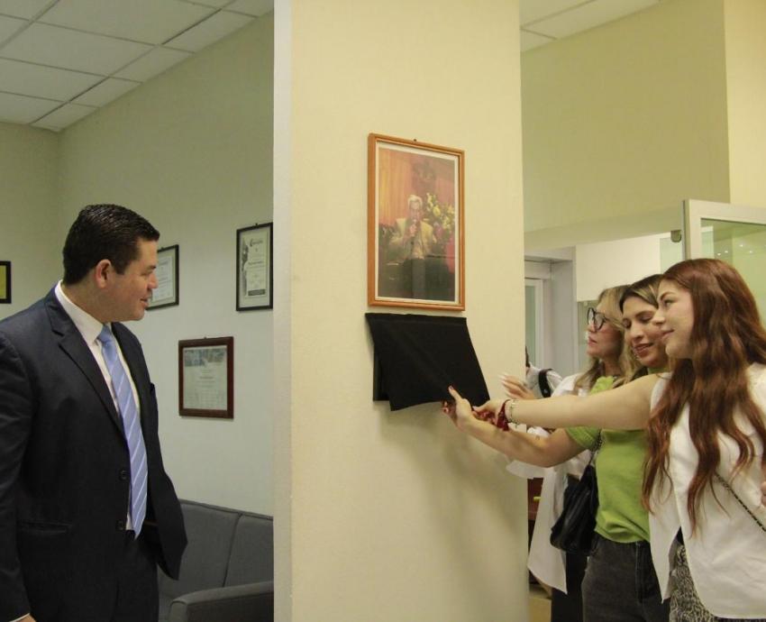Develan placas en homenaje a tres figuras de Radio Universidad de Guadalajara