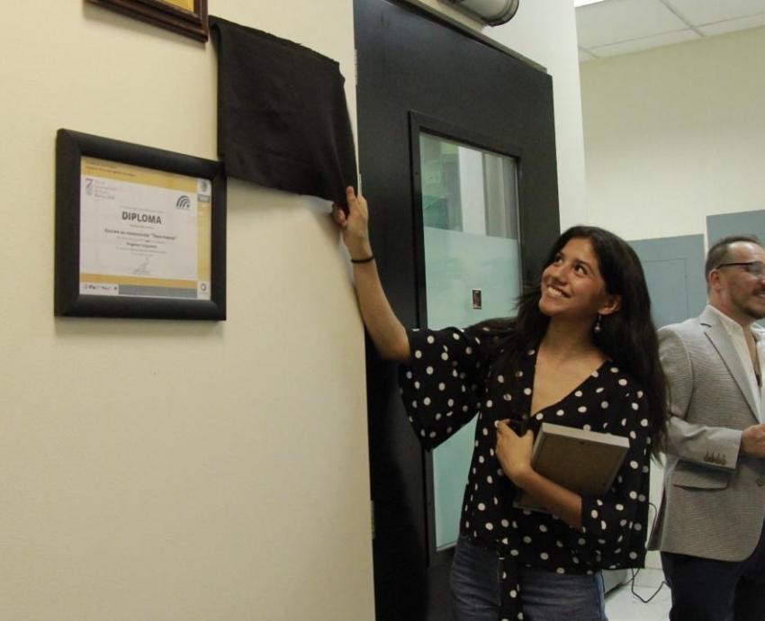 Develan placas en homenaje a tres figuras de Radio Universidad de Guadalajara
