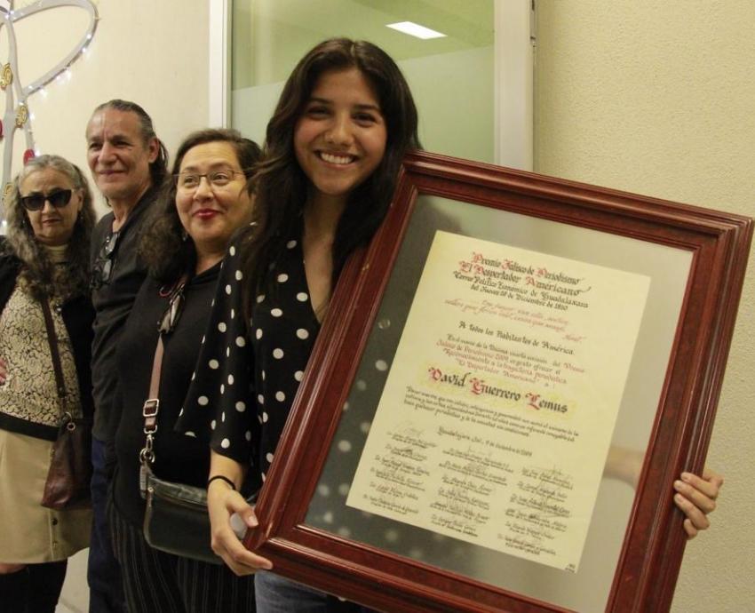 Develan placas en homenaje a tres figuras de Radio Universidad de Guadalajara