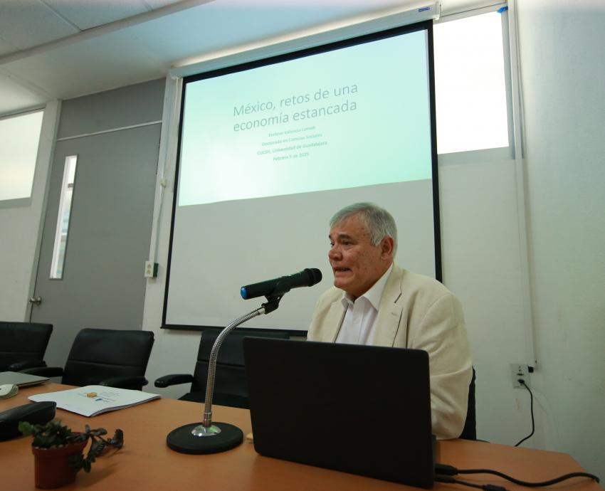 Reconocen cuatro décadas de investigadores del CUCSH
