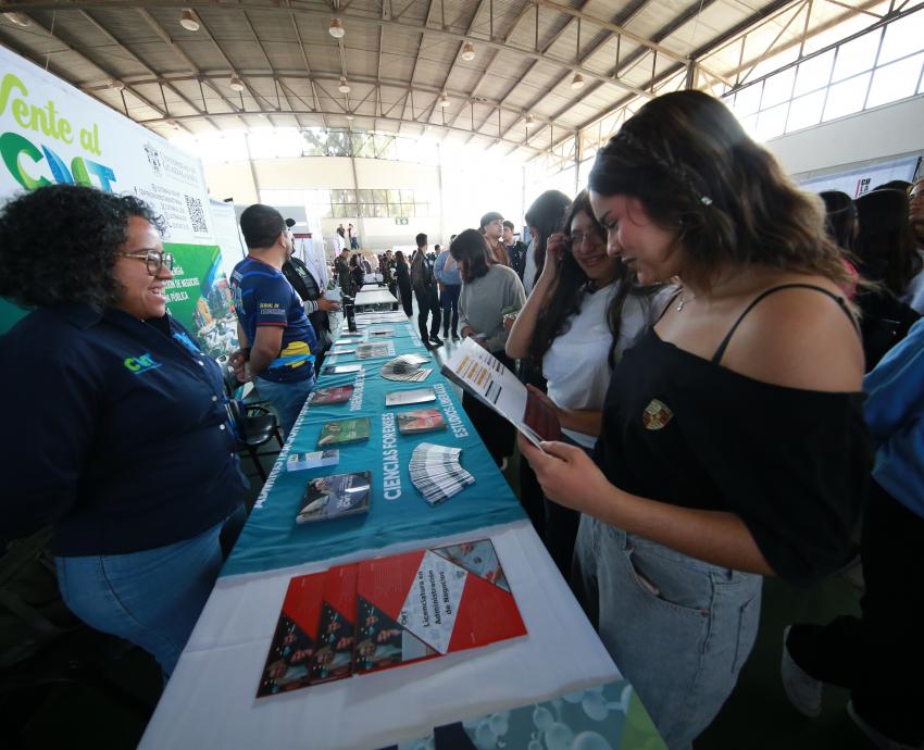 Asisten más de 5 mil estudiantes de preparatoria a Expo Profesiones en su primer día