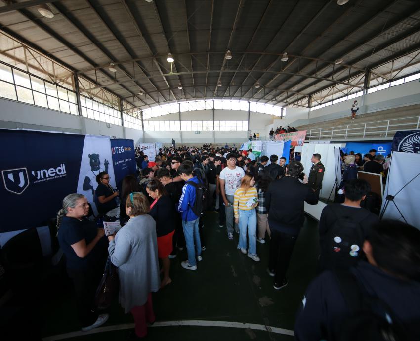 Asisten más de 5 mil estudiantes de preparatoria a Expo Profesiones en su primer día
