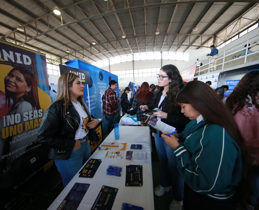 Asisten más de 5 mil estudiantes de preparatoria a Expo Profesiones en su primer día