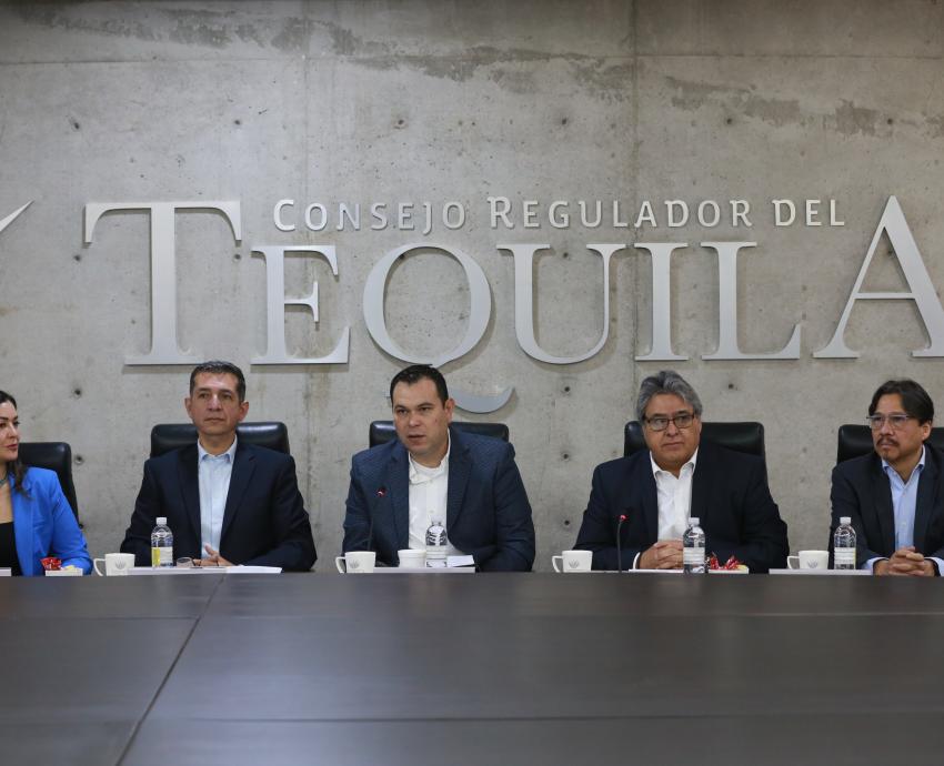 Firman CUCEA y Consejo Regulador del Tequila convenio de prácticas profesionales