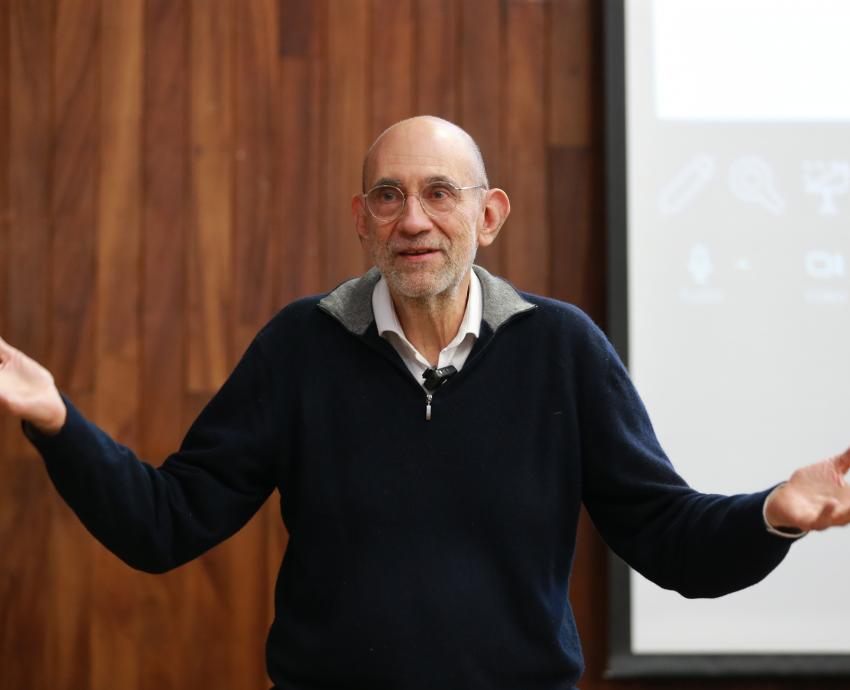 Comparte físico Luis A. Orozco complejidades de la mecánica cuántica