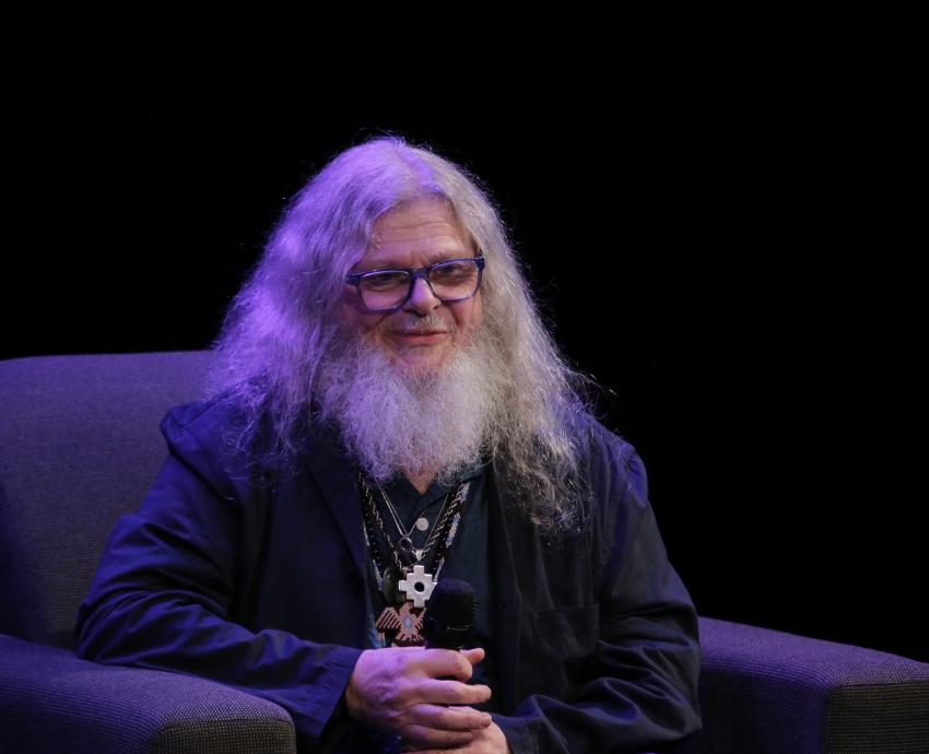 La música se trata de contar historias: Gustavo Santaolalla