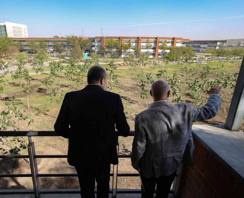 Inauguran el Bosque CUT, un monumento vivo en homenaje a Raúl Padilla y la Terraza Oasis