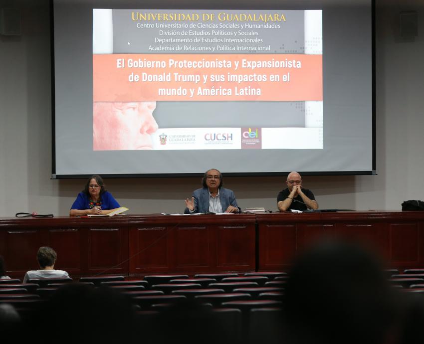 Debe reducir México dependencia económica de EUA: expertos del CUCSH