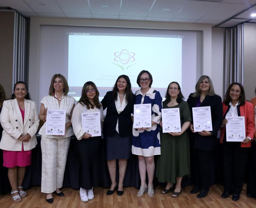 Reconocen trayectoria de destacadas mujeres universitarias