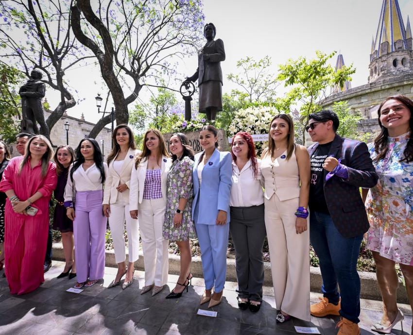 Karla Planter y autoridades municipales rinden homenaje a la educadora y humanista Irene Robledo García
