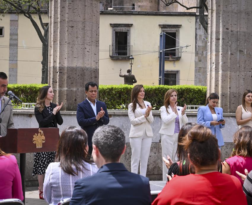 Karla Planter y autoridades municipales rinden homenaje a la educadora y humanista Irene Robledo García