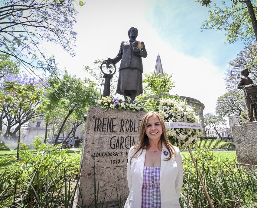 Karla Planter y autoridades municipales rinden homenaje a la educadora y humanista Irene Robledo García