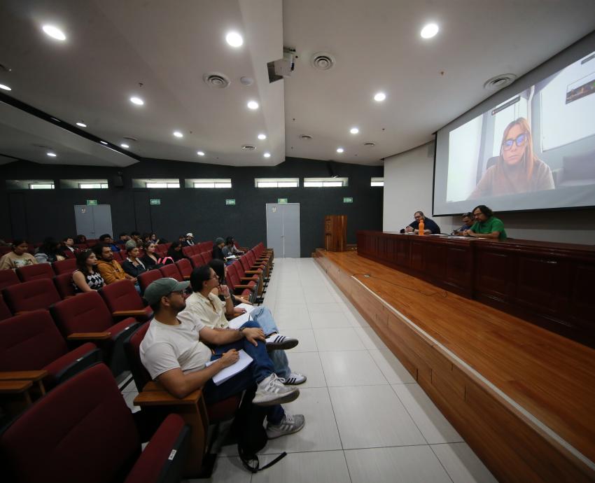 Debaten sobre el poder policial, la vigilancia y control social 